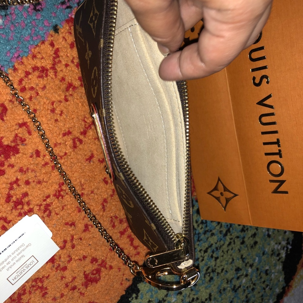 ☀️Louis Vuitton Sale☀️ Louis wristlet  with strap - Picture 6 of 8